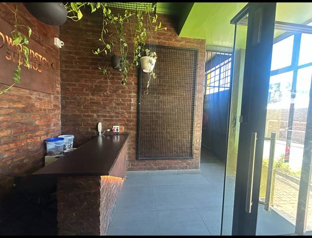186M² BUILDING TO LET IN WOODSTOCK